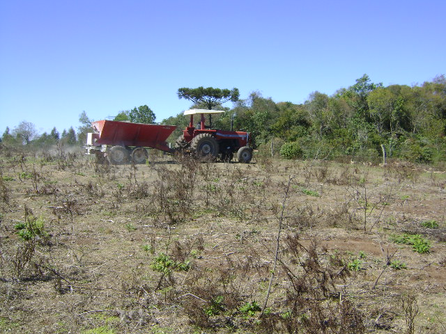 Passa Sete/2013 - Distribuição de calcário na lavoura - distribuidor rebocado.