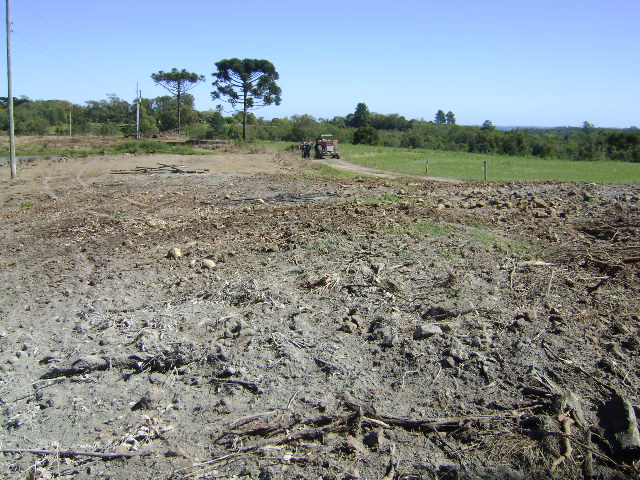 Passa Sete/2013 - Calcário distribuído na lavoura.