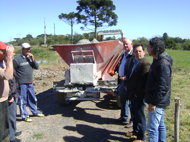 Passa Sete/2013 - Distribuição de calcário na lavoura - Secretário de Agricultura do Município,  Coordenador Regional da SEAPA e Técnico da Prefeitura.