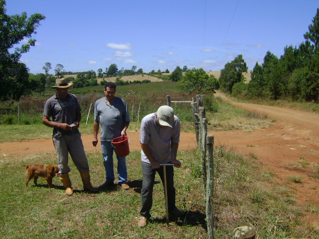 Vila Nova do Sul/2013 - Coleta de amostras de solo para monitoramento do Programa.