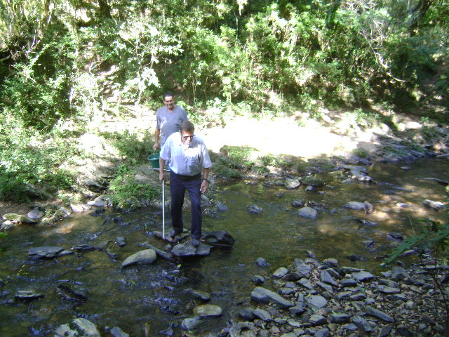 Vila Nova do Sul/2013 - a caminho da lavoura para coleta de amostras de solo para o monitoramento do Programa.